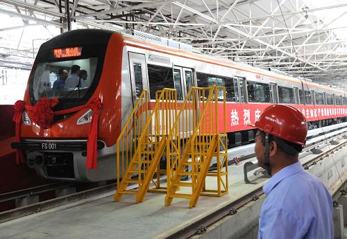 這是北京地鐵房山線將要使用的列車(7月24日攝)。7月24日,北京地鐵房山線正式由建設單位交付予運營單位,在經(jīng)過各種車輛測試后將于2010年12月實現(xiàn)開通運營。這也是北京2010年計劃開通的5條地鐵線路中首條交付給運營單位的地鐵線路。 新華社記者 李志勇 攝