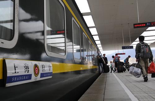 7月26日,旅客在拉薩火車站陸續(xù)上車。受陜西強(qiáng)降水影響,原定25日到達(dá)拉薩的北京至拉薩T27次、廣州至拉薩T265次、上海至拉薩T165次列車均晚點(diǎn)20小時(shí)左右,分別于26日上午和下午抵達(dá)拉薩,目前已全部返程。此外,27日由拉薩開(kāi)往上海的T166次列車將停運(yùn)。 據(jù)拉薩火車站副站長(zhǎng)賈乃林介紹,拉薩火車站已啟動(dòng)應(yīng)急預(yù)案應(yīng)對(duì)列車晚點(diǎn),除了通過(guò)媒體、站內(nèi)廣播、手機(jī)短信等方式向市民發(fā)布晚點(diǎn)信息之外,還及時(shí)通知公交車、出租車公司做好相應(yīng)的服務(wù)工作。對(duì)于遠(yuǎn)程而來(lái)且沒(méi)有接到晚點(diǎn)通知的出藏乘客,火車站除了派發(fā)溫馨提示卡外還提供了餐飲、娛樂(lè)等服務(wù),特別為老幼孕旅客安排了單獨(dú)的候車室。 新華社記者 文濤 攝