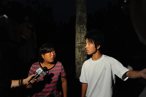 7月27日,欒川縣的一名學生(右)講述伊河大橋垮塌時自己死里逃生的經(jīng)過。7月24日,河南省欒川縣潭頭鎮(zhèn)湯營村伊河大橋發(fā)生整體垮塌事件,經(jīng)連日搜救,至27日,已核實1人獲救、28人死亡、13人失蹤。目前,對失蹤者的搜尋工作仍在進行中。洛陽市有關(guān)部門已經(jīng)組織進行責任調(diào)查。7月24日17時20分許,位于欒川縣潭頭鎮(zhèn)湯營村的伊河大橋,由于遭受強降雨襲擊,樹木阻塞橋孔下泄水面,導致洪水對橋沖擊很大,發(fā)生整體垮塌,正在橋面上逗留和過往的數(shù)十名群眾落入水中。 新華社記者 趙鵬 攝