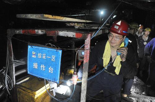 7月28日,皖北煤電集團(tuán)劉橋一礦礦長尹純剛在井下采煤工作面向地面調(diào)度匯報(bào)下井位置。安徽省皖北煤電集團(tuán)恒源煤礦股份公司多年來在所屬的10對礦井中實(shí)施礦領(lǐng)導(dǎo)干部按月定時(shí)下井制度,2006年,又進(jìn)一步要求煤礦領(lǐng)導(dǎo)干部下井帶班作業(yè),要求礦長每月下井不少于10次,副礦長及總工程師每月下井不少于15次,現(xiàn)場每一班組必須至少有一名礦副總工程師以上管理人員,帶班領(lǐng)導(dǎo)干部必須堅(jiān)持與工人同上同下。這一舉措有效地加強(qiáng)了煤礦的安全生產(chǎn),提高了職工的安全意識(shí),及時(shí)處理了各種安全隱患。皖北煤電集團(tuán)公司從1992年至今已連續(xù)18年沒有發(fā)生死亡3人以上的重特大安全事故。 新華社記者 王雷 攝