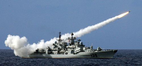 7月26日,參演軍艦發(fā)射艦空導(dǎo)彈。7月26日,由南海艦隊(duì)組織的海軍多兵種合同實(shí)兵實(shí)彈演練在南海某海域成功舉行。演練突出復(fù)雜電磁環(huán)境下合同制海、防空反導(dǎo)和制空作戰(zhàn)實(shí)際使用武器演練,突出重難點(diǎn)問題的專攻精練和“實(shí)驗(yàn)性訓(xùn)練”的探索實(shí)踐,突出首長機(jī)關(guān)指揮信息系統(tǒng)運(yùn)用,著眼提高基于信息系統(tǒng)的體系作戰(zhàn)能力,檢驗(yàn)復(fù)雜電磁環(huán)境下新戰(zhàn)法、新訓(xùn)法和部隊(duì)信息化建設(shè)新成果,在復(fù)雜電磁環(huán)境構(gòu)設(shè)、實(shí)時(shí)效果評(píng)估、信息管控機(jī)制和生成基于信息系統(tǒng)體系作戰(zhàn)能力的組訓(xùn)模式等方面的研究探索上取得了新成效。 新華社發(fā) (蒲海洋 攝)