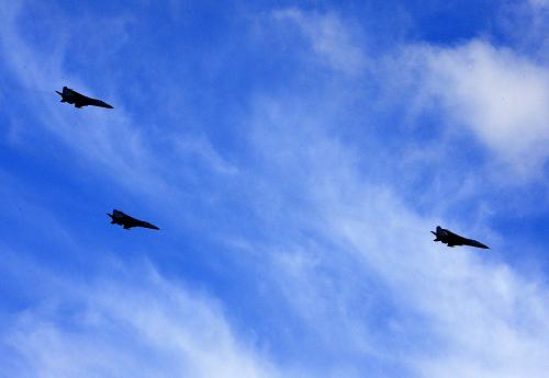 7月26日, 參加實(shí)兵實(shí)彈演練的海軍航空兵機(jī)群掠過演練海空。新華社記者 查春明 攝