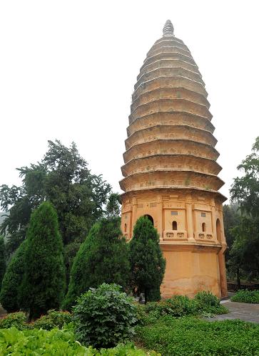 嵩岳寺塔建于北魏正光年間(公元520-525年),是中國現(xiàn)存年代最早的磚塔,也是世界上最早的筒體建筑(7月30日攝)。 新華社記者 王頌 攝
