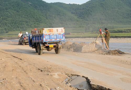 吉林:今年年底前所有受災(zāi)公路將基本恢復(fù)通行 8月23日,技術(shù)人員在勘測(cè)水毀路基路壩。 吉林省交通基礎(chǔ)設(shè)施在今年7月末至8月上旬的洪災(zāi)中損毀嚴(yán)重,全省70%的國道、50%的省道一度中斷交通,受災(zāi)地區(qū)農(nóng)村公路全部癱瘓。交通設(shè)施的損毀給災(zāi)區(qū)的重建工作帶來較大影響。為了保證災(zāi)后重建工作的順利進(jìn)行,截至目前,吉林省已陸續(xù)向?yàn)?zāi)區(qū)撥付水毀搶險(xiǎn)資金1.55億元。按計(jì)劃到今年年底前,所有受災(zāi)公路將基本恢復(fù)通行;到2012年底,損毀的農(nóng)村公路將全部恢復(fù)到災(zāi)前水平。 新華社記者劉毅非攝