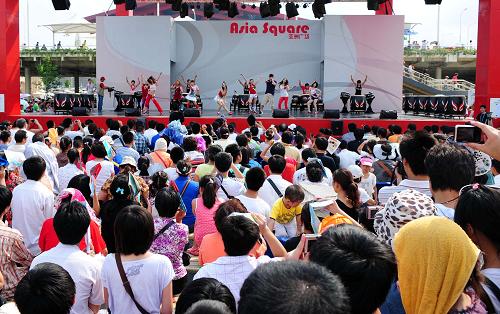 8月26日,游客在上海世博會(huì)亞洲廣場(chǎng)觀看韓國(guó)黑鼓表演。根據(jù)上海世博會(huì)官網(wǎng)統(tǒng)計(jì),截至26日15時(shí)30分,當(dāng)日入園參觀者為43.32萬人次,累計(jì)參觀者達(dá)到4541.36萬人次。 新華社記者 李百順 攝