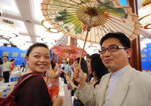 9月7日,臺(tái)商張朝宗(右)在洽談會(huì)上推介臺(tái)灣旅游產(chǎn)品。 當(dāng)日,作為第六屆海峽旅游博覽會(huì)重頭戲的海峽旅游“1+1”(旅行商對(duì)接)洽談會(huì)在廈門舉行。兩岸400多家旅游社團(tuán)企業(yè)代表共500余人歡聚一堂,進(jìn)行了面對(duì)面的洽談對(duì)接。 新華社記者 張國(guó)俊 攝