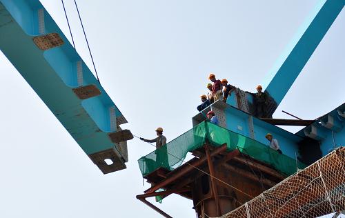 9月7日,在廣西南寧三岸邕江雙線特大橋建設(shè)施工現(xiàn)場,建設(shè)工人吊裝一段橋梁。 作為廣西沿海鐵路擴(kuò)能改造工程的重要項目之一,南寧至欽州鐵路北段擴(kuò)能改造工程三岸邕江雙線特大橋建設(shè)工程正加速推進(jìn)。 據(jù)悉,廣西沿海鐵路擴(kuò)能改造工程建成后將極大提高廣西沿海鐵路的運(yùn)輸能力,并將南寧、北海、欽州、防城港等北部灣城市之間的旅行時間縮短至1小時之內(nèi),形成以南寧為中心的“一小時經(jīng)濟(jì)圈”。 新華社發(fā)(陸波岸 攝)