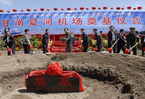 9月7日,在甘肅甘南州夏河機場奠基儀式現(xiàn)場,夏河縣阿木去乎中心小學(xué)學(xué)生尕藏道吉(左)和同學(xué)拉毛卓瑪一起玩紙飛機。 當(dāng)日,甘肅省第一個在藏區(qū)興建的機場夏河機場開建。夏河機場位于甘南藏族自治州夏河縣阿木去乎鄉(xiāng)和牙利吉鄉(xiāng)之間,機場飛行區(qū)等級按4C級標準建設(shè),跑道長3000米。機場建成后將填補甘肅西南部山區(qū)民航運輸?shù)目瞻?,有效帶動區(qū)域經(jīng)濟特別是旅游經(jīng)濟的發(fā)展。 新華社發(fā)(后俊 攝)