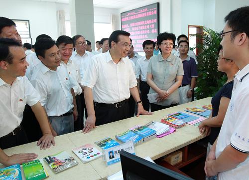 這是9月7日,李克強(qiáng)在峒山村社區(qū)便民服務(wù)中心調(diào)研城鄉(xiāng)一體化建設(shè)改革試點情況。新華社記者 龐興雷 攝