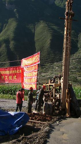9月9日,技術人員在舟曲縣城西的杜壩川村打井。 當日上午,甘肅舟曲災區(qū)永久性供水工程在峰迭鄉(xiāng)杜壩川村正式動工。這是舟曲災區(qū)災后建設的首個永久性項目。這一永久性供水工程日供水能力將達到1.2萬噸,完全可以滿足舟曲城區(qū)用水需要。 舟曲特大山洪泥石流災害中,舟曲城區(qū)供水設施完全癱瘓,近一個月來一直處于應急供水階段。永久性供水工程的建設,將有效緩解城區(qū)供水壓力。 新華社發(fā)(劉彥斌 攝)