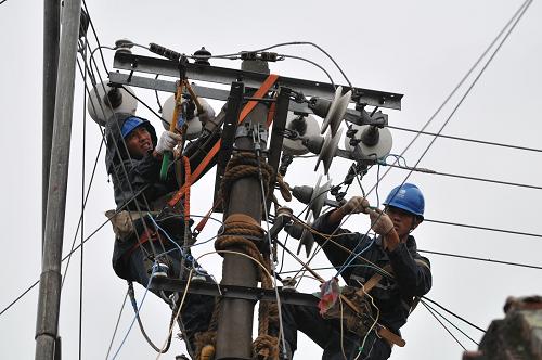 9月10日,莆田市電業(yè)局工人在搶修線路。當(dāng)日凌晨,臺(tái)風(fēng) “莫蘭蒂”登陸福建。受其影響,福建莆田市10KV配電網(wǎng)線路累計(jì)跳閘14條次。莆田市電業(yè)局先后出動(dòng)搶修人員300多人次、車輛40多臺(tái)次冒雨搶修。截至10日17時(shí),已有10條次線路恢復(fù)供電,預(yù)計(jì)22時(shí)前所有受損線路將全部修復(fù)供電。 新華社發(fā)