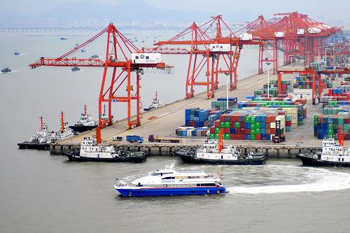 前8個(gè)月福建港口集裝箱吞吐量增長(zhǎng)25.1% 這是繁忙的廈門港(9月10日攝)。 福建省交通運(yùn)輸廳近日公布的數(shù)據(jù)顯示,2010年1至8月,福建省沿海港口集裝箱吞吐量共完成565.83萬標(biāo)箱,同比增長(zhǎng)25.1%;其中福州港、廈門港分別完成97.35萬標(biāo)箱、378.09萬標(biāo)箱,分別增長(zhǎng)24.6%、27.9%。 據(jù)統(tǒng)計(jì),今年前8個(gè)月福建沿海港口貨物吞吐量共完成2.09億噸,同比增長(zhǎng)1.6%;其中廈門港完成8921.81萬噸,增長(zhǎng)16.9%。 新華社記者 魏培全 攝