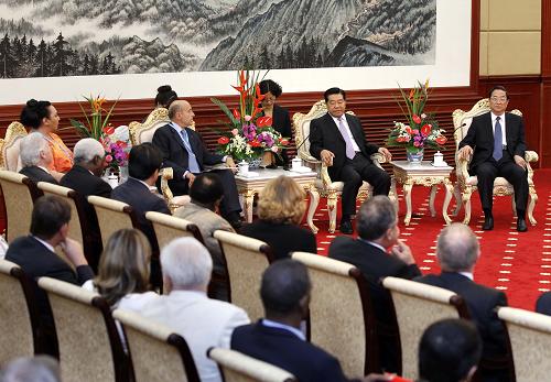 9月10日,2010中國(guó)國(guó)際友好城市大會(huì)在上海國(guó)際會(huì)議中心閉幕,中共中央政治局常委、全國(guó)政協(xié)主席賈慶林會(huì)見(jiàn)來(lái)自40個(gè)國(guó)家的外國(guó)地方政府和友好城市組織的主要代表以及中國(guó)地方政府和友好城市組織的主要代表。新華社記者 劉建生 攝