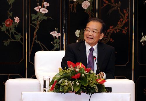 10月9日,正在土耳其進(jìn)行正式訪問的中國國務(wù)院總理溫家寶在伊斯坦布爾與土耳其工商界知名人士座談。新華社記者 謝環(huán)馳 攝