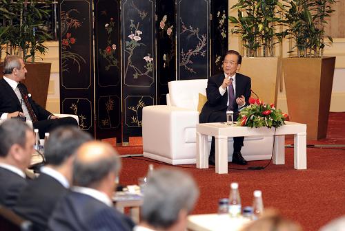 10月9日,正在土耳其進(jìn)行正式訪問的中國國務(wù)院總理溫家寶在伊斯坦布爾與土耳其工商界知名人士座談。新華社記者 謝環(huán)馳 攝