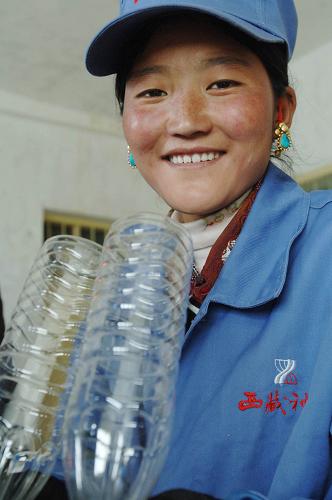 由中鐵建工集團(tuán)承建的世界海拔最高的物流中心青藏鐵路那曲物流中心位于海拔4500多米的那曲火車站附近,距離拉薩300多公里,占地達(dá)8000畝。項目于2007年開工建設(shè),分為散堆裝物流區(qū)、綜合物流區(qū)和生產(chǎn)加工區(qū)等,具備產(chǎn)品加工、儲存、貿(mào)易、配送等現(xiàn)代化物流功能。