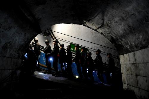 10月16日,救援人員在排隊等待下井參與救援。當日6時左右,位于河南禹州市的平禹煤電公司四礦發(fā)生瓦斯突出事故。目前已有21人遇難,16人被困。救援工作正連夜緊張進行中。 新華社記者 朱祥 攝