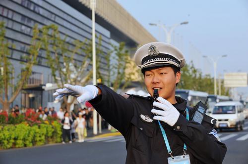 10月16日,交警在世博園指揮交通。 當(dāng)日,上海世博會(huì)單日入園人數(shù)超過(guò)100萬(wàn),世博園區(qū)啟動(dòng)大客流應(yīng)急預(yù)案,總體運(yùn)行平穩(wěn)有序,公共交通基本順暢,場(chǎng)館秩序良好,餐飲、商品供應(yīng)較為充足。 根據(jù)往屆世博會(huì)經(jīng)驗(yàn),最后一個(gè)月容易出現(xiàn)大客流。為此,上海世博會(huì)組織者制訂了《世博園區(qū)應(yīng)對(duì)大客流服務(wù)管理方案》,在園區(qū)交通組織、出入口管理、設(shè)施保障、參觀(guān)者服務(wù)、餐飲商品供應(yīng)保障等方面均做了相應(yīng)預(yù)案。 新華社記者 張國(guó)俊 攝