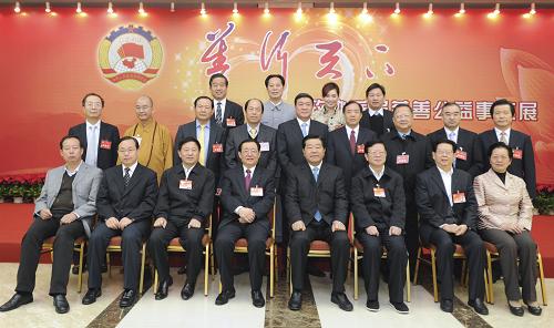 這是參觀前,賈慶林與事跡展中的部分政協(xié)委員合影。新華社記者 謝環(huán)馳 攝