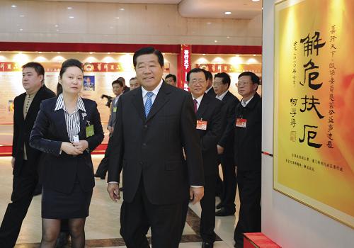 10月20日,中共中央政治局常委、全國(guó)政協(xié)主席賈慶林在北京參觀“善行天下·政協(xié)委員慈善公益事跡展”。 新華社記者謝環(huán)馳攝