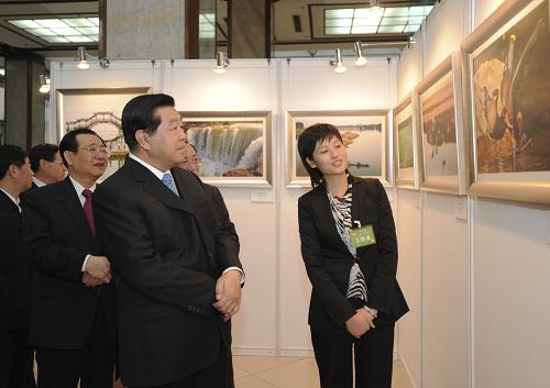 10月20日,中共中央政治局常委、全國政協(xié)主席賈慶林在北京參觀“生態(tài)中國——政協(xié)委員攝影作品展”。 新華社記者謝環(huán)馳攝