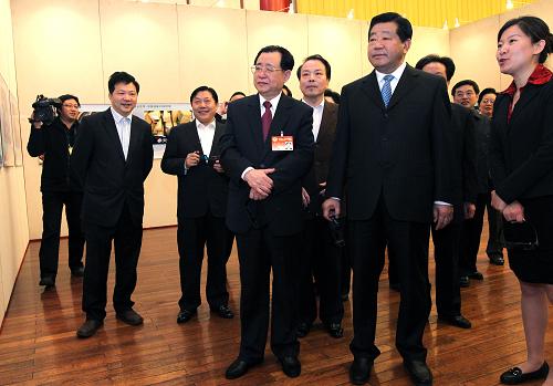 10月20日,中共中央政治局常委、全國政協(xié)主席賈慶林在北京參觀“精彩世博——中國首屆3D圖片展北京巡展”。 新華社記者 陳飛 攝