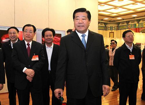 10月20日,中共中央政治局常委、全國政協(xié)主席賈慶林在北京參觀“精彩世博——中國首屆3D圖片展北京巡展”。 新華社記者 陳飛 攝
