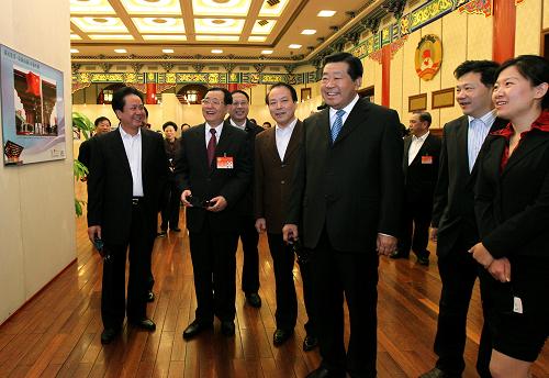 10月20日,中共中央政治局常委、全國政協(xié)主席賈慶林在北京參觀“精彩世博——中國首屆3D圖片展北京巡展”。 新華社記者 陳飛 攝