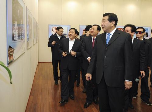 10月20日,中共中央政治局常委、全國政協(xié)主席賈慶林在北京參觀“精彩世博——中國首屆3D圖片展北京巡展”。新華社記者 謝環(huán)馳 攝