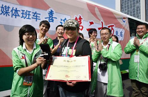 世博會媒體班車喜迎第20萬名乘客 10月21日,世博會新聞中心媒體班車第20萬名乘客(戴帽者)展示榮譽(yù)證書。 當(dāng)日,一位中央媒體的記者幸運(yùn)地成為上海世博會新聞中心媒體班車第20萬名乘客,并獲得由服務(wù)媒體班車的志愿者自己動手設(shè)計(jì)的紀(jì)念章和中國國家館日媒體班車乘車券珍藏版。 世博會新聞中心媒體班車每天發(fā)車44班,實(shí)現(xiàn)了無事故、無差錯安全運(yùn)送記者、新聞中心保障人員達(dá)20萬人次,為海內(nèi)外記者的采訪工作提供便利。 新華社記者凡軍攝