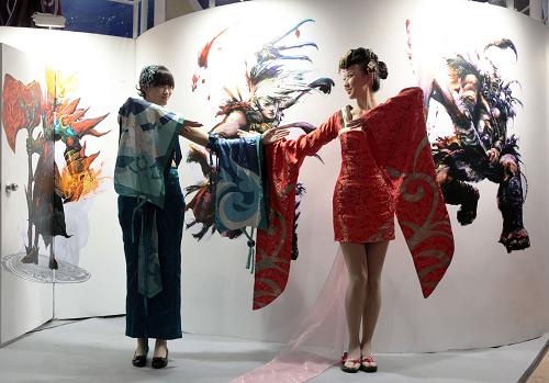 10月21日,模特在第八屆網(wǎng)博會游戲展臺前表演。當日,為期4天的第八屆中國國際網(wǎng)絡(luò)文化博覽會在北京展覽館開幕。本屆網(wǎng)博會的主題為“網(wǎng)絡(luò)改變未來·文化妝點生活”,旨在進一步引導(dǎo)網(wǎng)絡(luò)文化發(fā)展方向,展示數(shù)字內(nèi)容創(chuàng)新趨勢,為網(wǎng)絡(luò)時代的人們展示網(wǎng)絡(luò)生活的新景象、新天地。 新華社發(fā)(羅偉 攝)