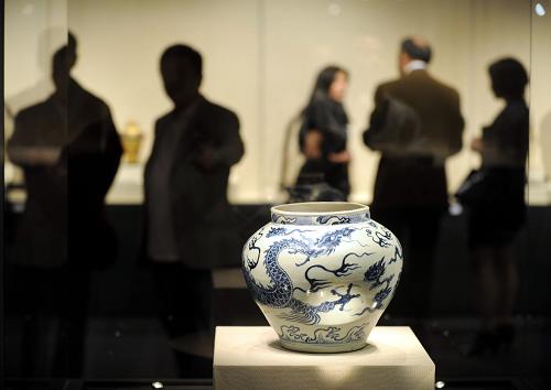 10月21日,觀眾在古器物展廳參觀。當(dāng)日,第二屆北京·中國文物藝術(shù)品國際博覽會(huì)在北京光華路五號(hào)國際會(huì)展中心開幕。此次博覽會(huì)在北京光華路五號(hào)國際會(huì)展中心設(shè)置了主會(huì)場(chǎng),主會(huì)場(chǎng)的展品分為古器物、古代書畫、近現(xiàn)代書畫和當(dāng)代藝術(shù)四大板塊,全部來自國內(nèi)著名文物商店和海內(nèi)外的頂級(jí)收藏家,全部珍品都源于社會(huì)流散文物。除了主會(huì)場(chǎng)的高端展覽外,本屆博覽會(huì)還在中國國際貿(mào)易展覽中心設(shè)置了分會(huì)場(chǎng)的中高端藝術(shù)品展銷。同時(shí),博覽會(huì)期間還將舉辦主題為“人文北京·典藏世界”的高峰論壇。新華社記者 羅曉光 攝