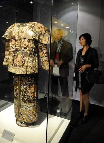 10月21日,觀眾在欣賞首次公開展示的“清康熙緙絲黑地海水云龍紋儀仗用甲冑”。 當(dāng)日,第二屆北京·中國文物藝術(shù)品國際博覽會(huì)在北京光華路五號(hào)國際會(huì)展中心開幕。此次博覽會(huì)在北京光華路五號(hào)國際會(huì)展中心設(shè)置了主會(huì)場(chǎng),主會(huì)場(chǎng)的展品分為古器物、古代書畫、近現(xiàn)代書畫和當(dāng)代藝術(shù)四大板塊,全部來自國內(nèi)著名文物商店和海內(nèi)外的頂級(jí)收藏家,全部珍品都源于社會(huì)流散文物。除了主會(huì)場(chǎng)的高端展覽外,本屆博覽會(huì)還在中國國際貿(mào)易展覽中心設(shè)置了分會(huì)場(chǎng)的中高端藝術(shù)品展銷。同時(shí),博覽會(huì)期間還將舉辦主題為“人文北京·典藏世界”的高峰論壇。 新華社記者 羅曉光 攝