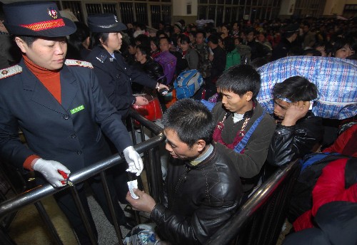 1月2日,搭乘L199次由杭州開往貴陽的“民工返鄉(xiāng)專列”的外來務(wù)工人員正在通過檢票口。