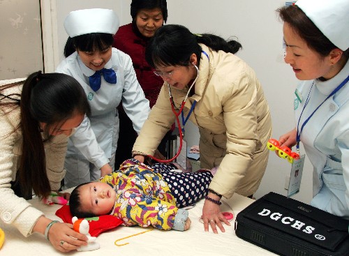1月3日,衛(wèi)生服務(wù)團(tuán)隊(duì)醫(yī)護(hù)人員走進(jìn)居民家中提供醫(yī)療保健服務(wù)。當(dāng)日,陜西省西安市碑林區(qū)東關(guān)南街社區(qū)組織36人的衛(wèi)生服務(wù)團(tuán)隊(duì),首次分別走進(jìn)轄區(qū)12個(gè)社區(qū),為居民建立健康檔案,并將定期開展健康教育、咨詢,安排相關(guān)醫(yī)療專家出診等服務(wù),以提高面向社區(qū)居民的醫(yī)療、保健、預(yù)防和康復(fù)的衛(wèi)生服務(wù)水平。