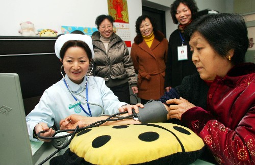 1月3日,衛(wèi)生服務(wù)團(tuán)隊(duì)醫(yī)護(hù)人員走進(jìn)居民家中為居民量血壓。
