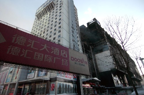 這是1月2日發(fā)生火災(zāi)的烏魯木齊德匯國(guó)際廣場(chǎng)(1月4日攝)。截至1月4日,烏魯木齊德匯國(guó)際廣場(chǎng)大火已基本被撲滅。烏魯木齊市常務(wù)副市長(zhǎng)張鴻表示,待火災(zāi)事故處理完畢后,將依法對(duì)發(fā)生火災(zāi)事故的德匯國(guó)際廣場(chǎng)大樓予以拆除。