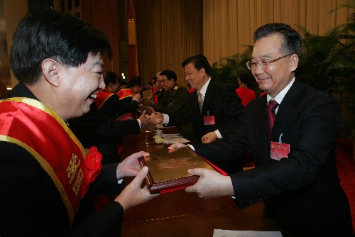 1月4日,全國(guó)雙擁工作領(lǐng)導(dǎo)小組、民政部、解放軍總政治部在北京人民大會(huì)堂舉行全國(guó)雙擁模范城(縣)命名暨雙擁模范單位和個(gè)人表彰大會(huì)。中共中央政治局常委、國(guó)務(wù)院總理溫家寶出席大會(huì)并作重要講話。這是溫家寶等領(lǐng)導(dǎo)同志向全國(guó)雙擁模范城(縣)、雙擁模范單位和個(gè)人頒獎(jiǎng)。
