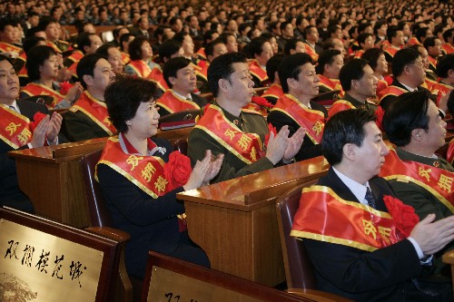 1月4日,全國(guó)雙擁工作領(lǐng)導(dǎo)小組、民政部、解放軍總政治部在北京人民大會(huì)堂舉行全國(guó)雙擁模范城(縣)命名暨雙擁模范單位和個(gè)人表彰大會(huì)。中共中央政治局常委、國(guó)務(wù)院總理溫家寶出席大會(huì)并作重要講話。