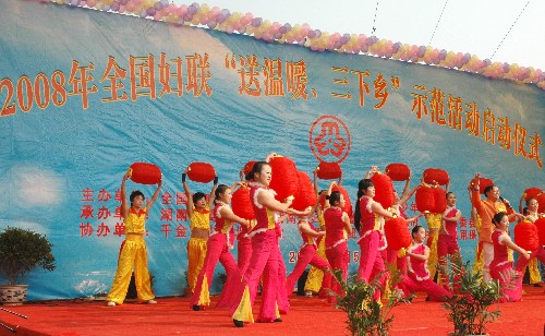 全國(guó)婦聯(lián)贈(zèng)送700多萬(wàn)元項(xiàng)目資金和扶貧物資“溫暖”湖南農(nóng)村 新華社照片,雙峰(湖南),2008年1月5日 全國(guó)婦聯(lián)贈(zèng)送700多萬(wàn)元項(xiàng)目資金和扶貧物資“溫暖”湖南農(nóng)村 1月5日,演員們?cè)诨顒?dòng)啟動(dòng)儀式上表演文藝節(jié)目。當(dāng)日,全國(guó)婦聯(lián)在革命老區(qū)湖南省婁底市雙峰縣啟動(dòng)2008年“送溫暖、三下鄉(xiāng)”活動(dòng),并將募捐來(lái)的700多萬(wàn)元項(xiàng)目資金和扶貧物資贈(zèng)送給湖南。 新華社記者 周青梅 攝