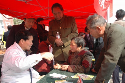 1月5日,醫(yī)務(wù)人員對(duì)前來(lái)咨詢的農(nóng)民群眾現(xiàn)場(chǎng)講解健康知識(shí)。