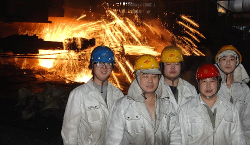 首鋼職工在即將停產(chǎn)的4號高爐前合影(2008年1月1日攝)。