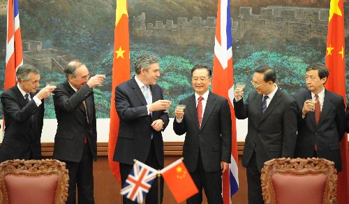 1月18日,國(guó)務(wù)院總理溫家寶和來(lái)訪的英國(guó)首相布朗在北京人民大會(huì)堂舉行會(huì)談后,共同出席《中英兩國(guó)政府關(guān)于氣候變化的聯(lián)合聲明》以及兩國(guó)教育、能源等領(lǐng)域8個(gè)合作文件簽字儀式。
