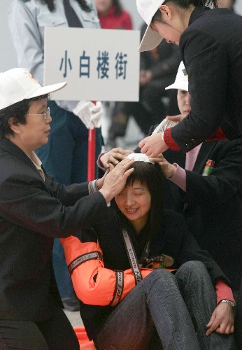 1月19日,天津小白樓街的社區(qū)志愿者進(jìn)行急救操作演練。