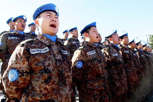 1月19日,中國赴黎維和官兵在位于黎巴嫩南部邊境哈尼亞地區(qū)的營地內(nèi)演唱軍旅歌曲。當日,中國第三批赴黎維和工兵營全體官兵在哈尼亞地區(qū)的營地舉辦“維和之聲歌詠比賽”,以自己獨特的方式喜迎即將到來的鼠年春節(jié)。
