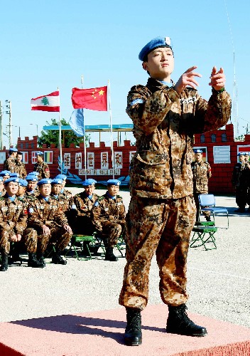 1月19日,中國赴黎維和官兵在位于黎巴嫩南部邊境哈尼亞地區(qū)的營地內(nèi)演唱軍旅歌曲。