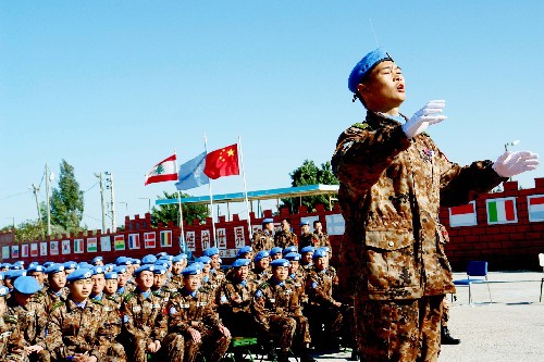 1月19日,中國赴黎維和官兵在位于黎巴嫩南部邊境哈尼亞地區(qū)的營地內(nèi)演唱軍旅歌曲。