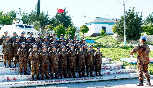 1月19日,中國赴黎維和官兵在位于黎巴嫩南部邊境哈尼亞地區(qū)的營地內(nèi)演唱軍旅歌曲。