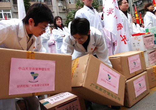 1月23日,醫(yī)務(wù)人員正在搬運(yùn)捐贈(zèng)藥品。