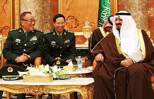 1月22日,沙特阿拉伯王國王儲兼副首相、國防和航空大臣、武裝部隊總監(jiān)蘇爾坦親王(右)在利雅得會見中華人民共和國中央軍委副主席、國務(wù)委員兼國防部長曹剛川上將。應(yīng)蘇爾坦親王的邀請,曹剛川20日抵達(dá)沙特進(jìn)行正式友好訪問。